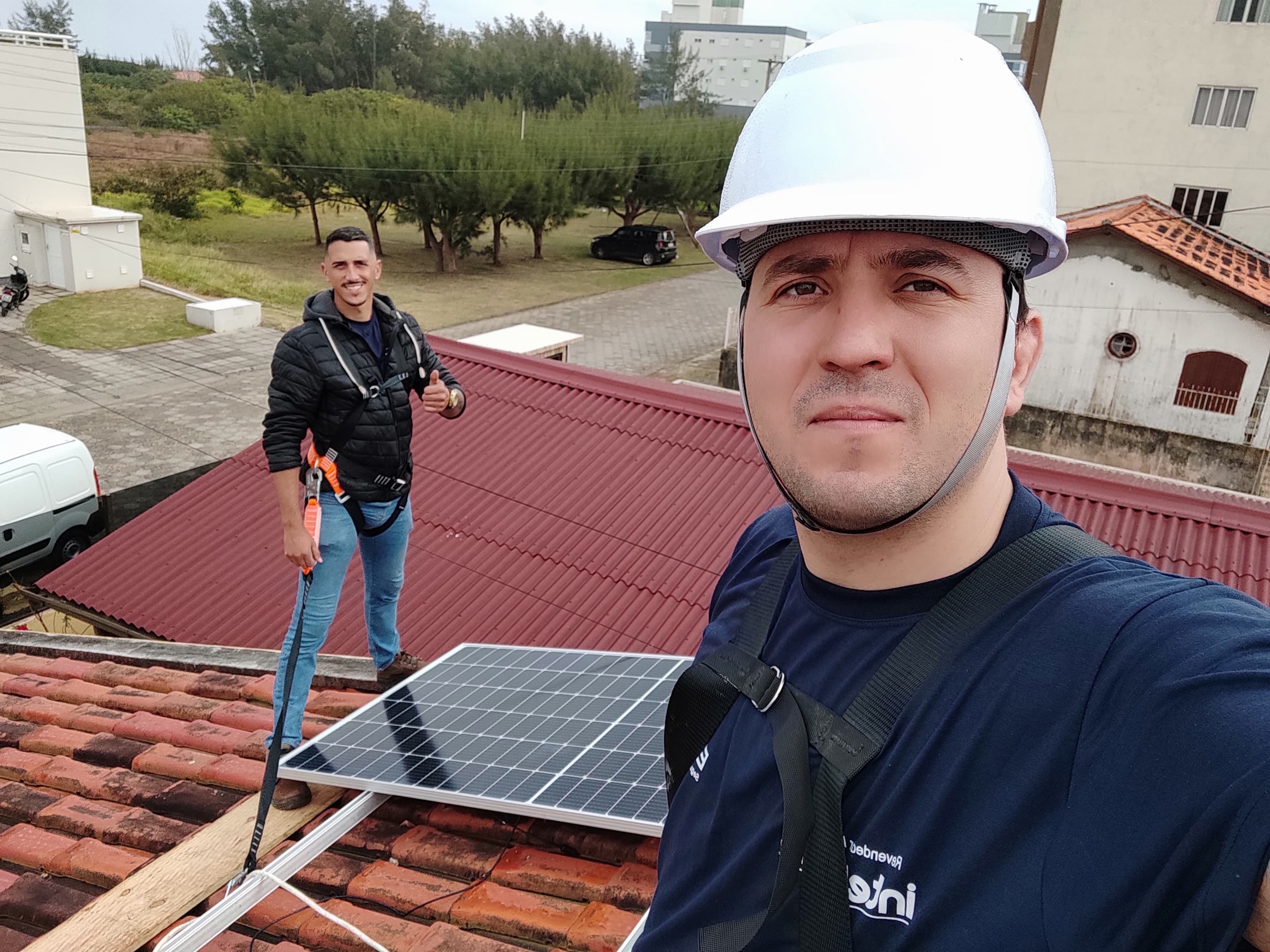Equipe ISR Engenharia em telhado com painel solar em Florianópolis