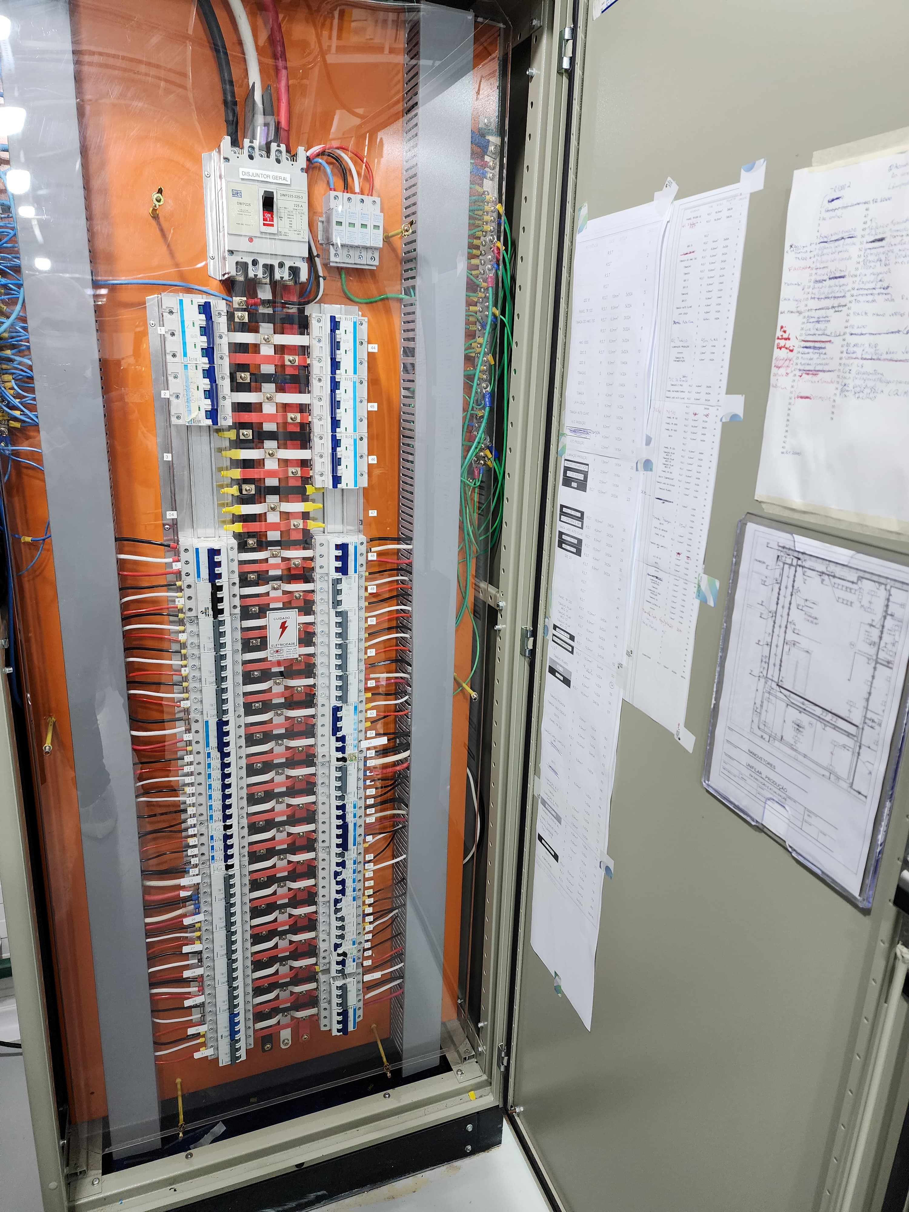 Quadro elétrico com documentação técnica afixada — vistoria NR-10