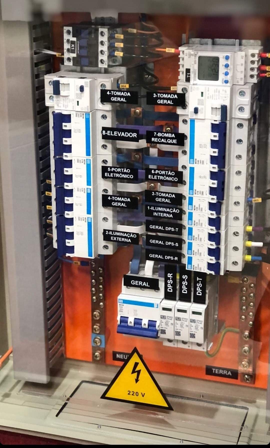 Quadro de distribuição predial com etiquetas identificadas (elevador, iluminação, DPS) — laudo NR-10