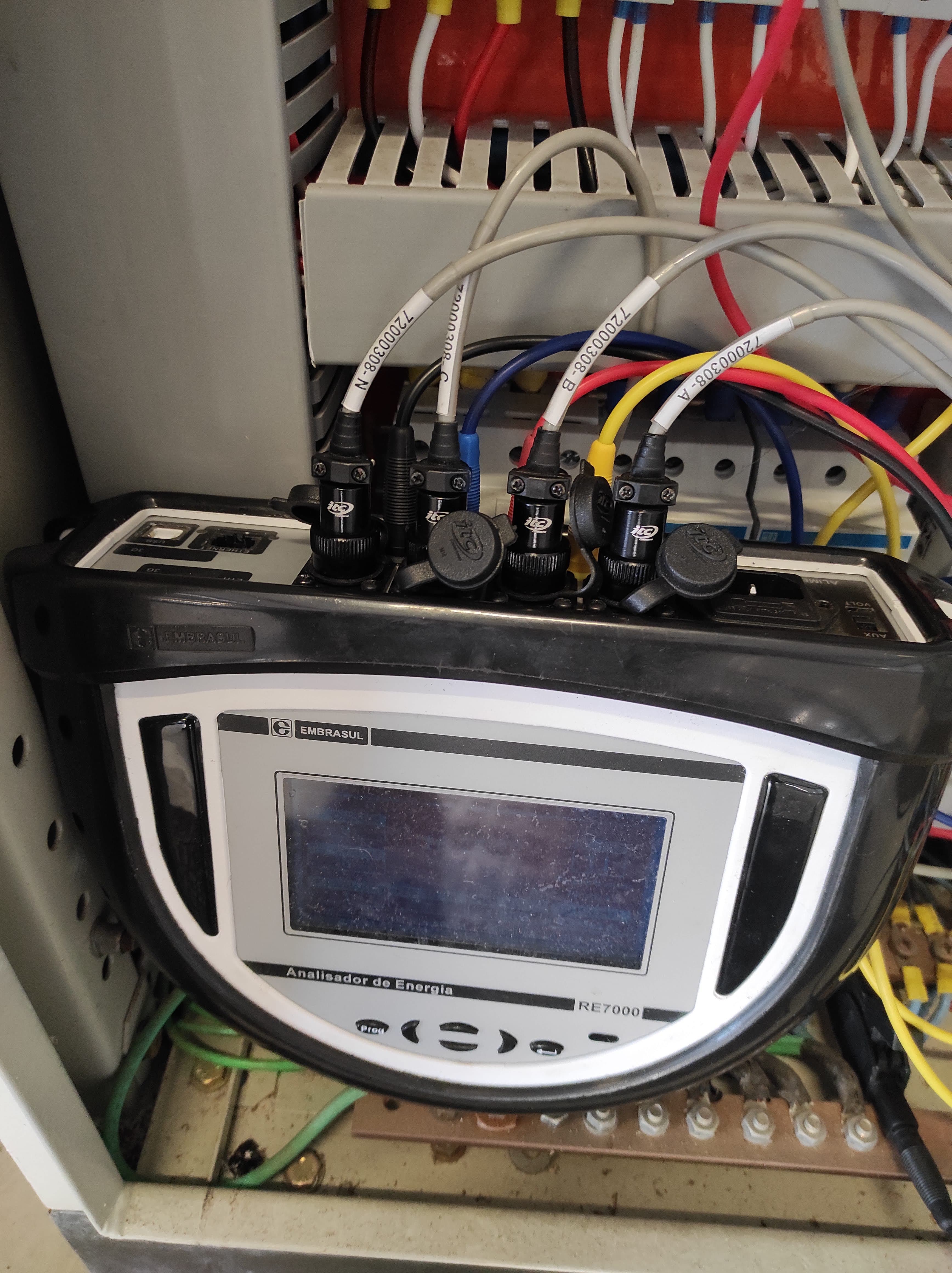 Analisador de energia dentro de quadro elétrico — medição de consumo para ajuste de faturamento