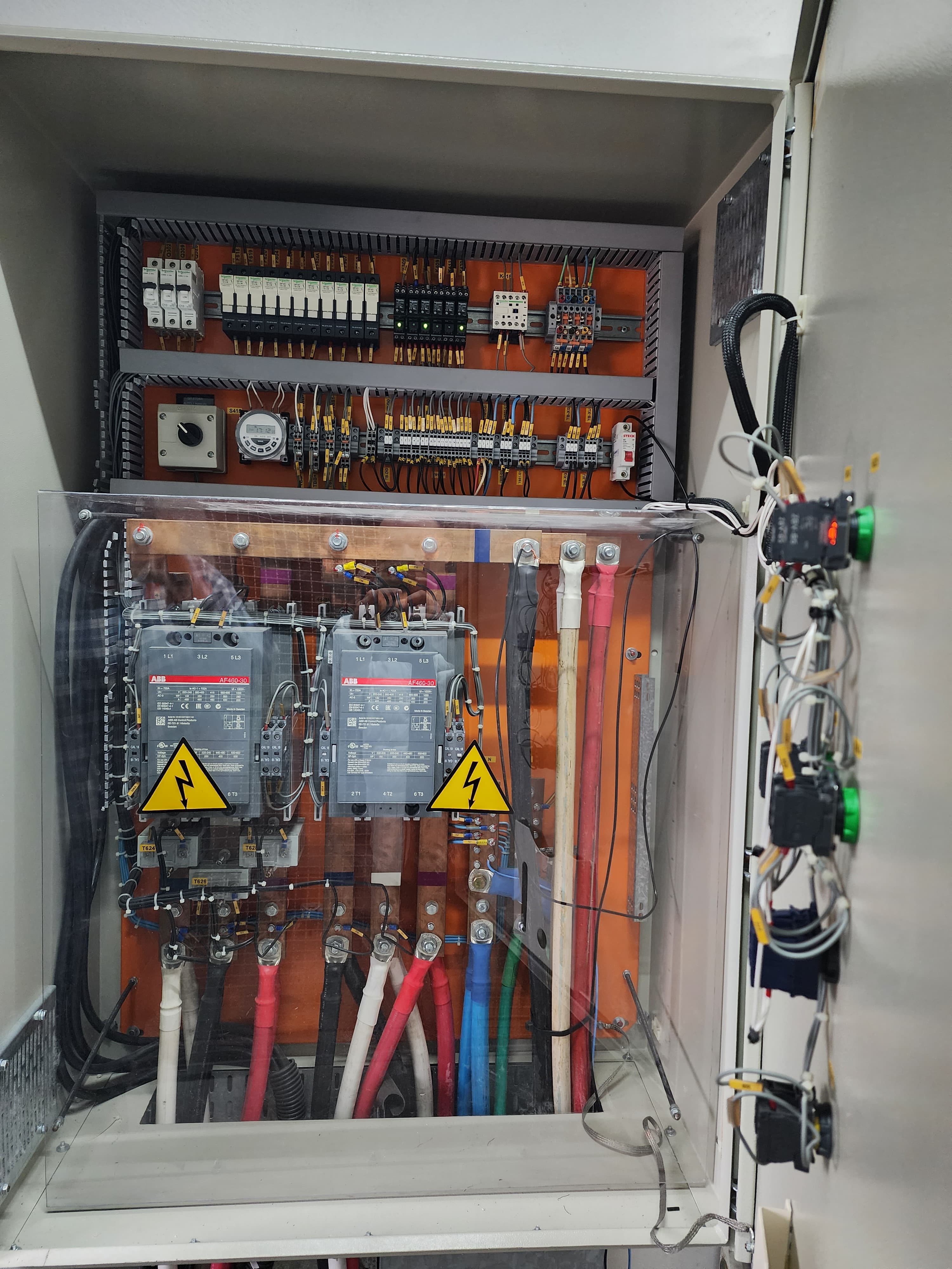 Interior de painel de controle industrial com contactores e relés — adequação a normas técnicas