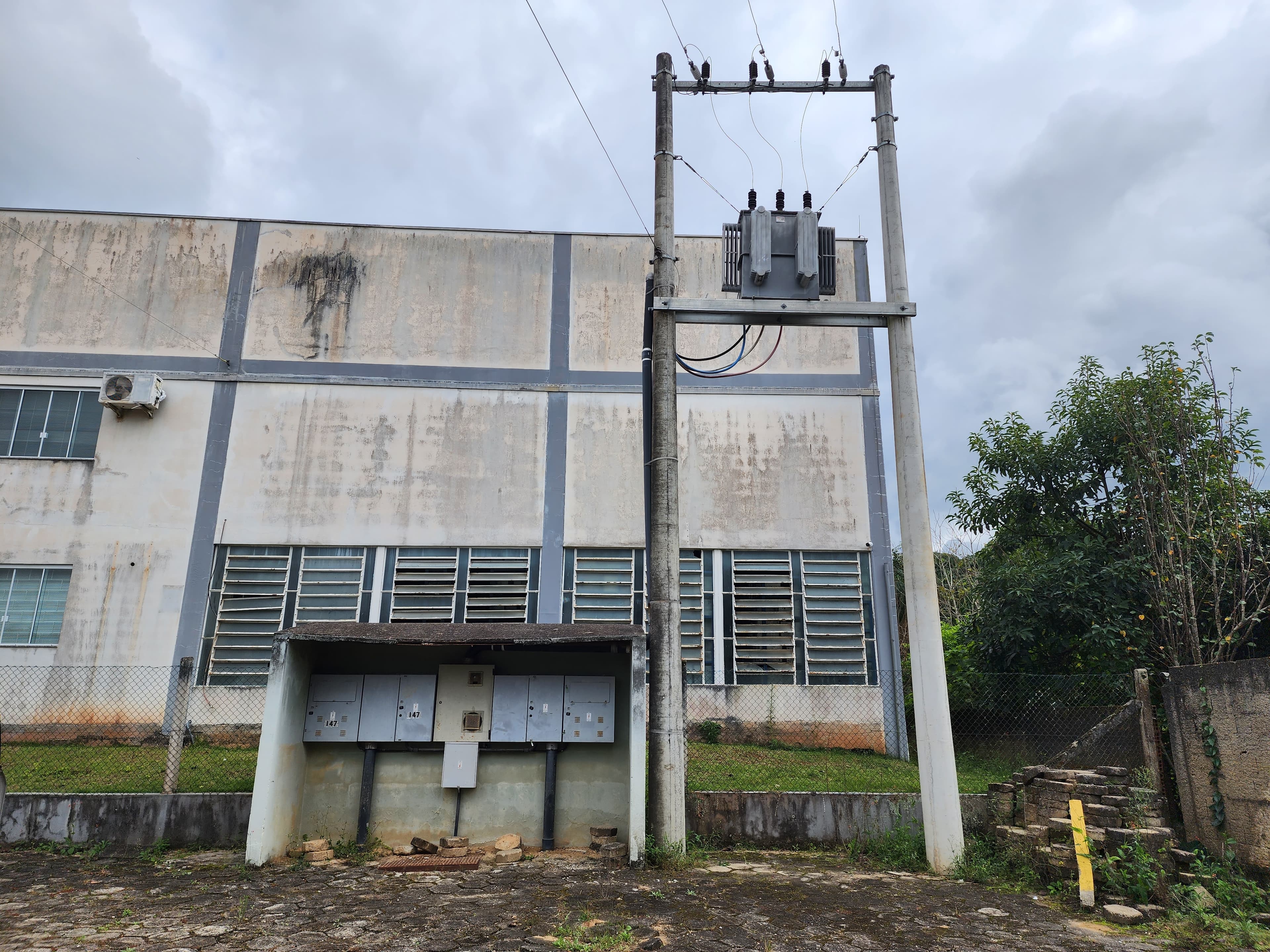 Transformador de média tensão em poste com padrão de entrada industrial — ISR Engenharia